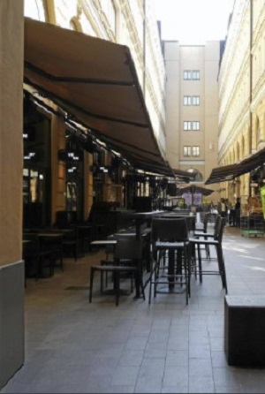 Mummotunnelissa on ravintoloita vierivieressä.