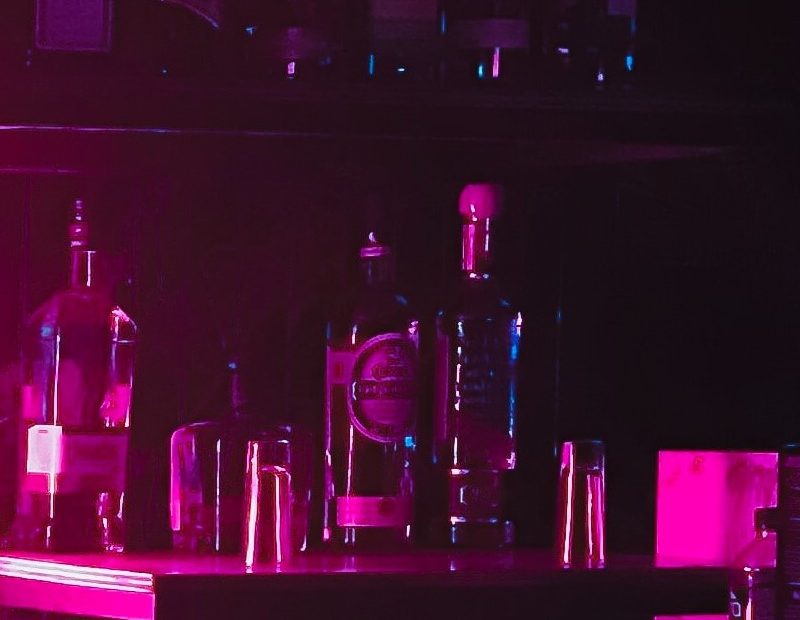 Alkoholijuomia baarissa.